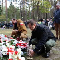 Powiększ zdjęcie Delegacje składają kwiaty przed pomnikiem