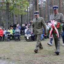 Powiększ zdjęcie Delegacje składają kwiaty przed pomnikiem
