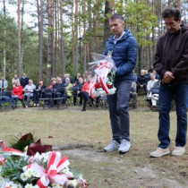 Powiększ zdjęcie Delegacje składają kwiaty przed pomnikiem