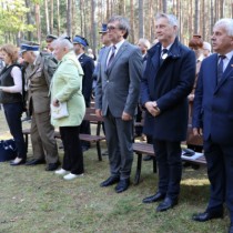 Powiększ zdjęcie Przewodniczący Rady Powiatu, Wojewoda Świętokrzyski, Starosta Włoszczowski, Prezes Światowego Związku Żołnierzy AK Koło we Włoszczowie, płk Wojska Polskiego, członek Armii Krajowej z małżonką