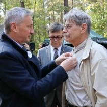 Powiększ zdjęcie Złotym Krzyżem Zasługi został odznaczony Gieżyński Stanisław. Aktu wręczenia dokonał Wojewoda Świętokrzyski Zbigniew Koniusz w asyście Starosty Włoszczowskiego Dariusza Czechowskiego.