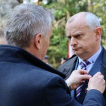 Powiększ zdjęcie Srebrnym Krzyżem Zasługi został odznaczony Suliga Piotr. Aktu wręczenia dokonał Wojewoda Świętokrzyski Zbigniew Koniusz.