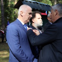 Powiększ zdjęcie Srebrnym Krzyżem Zasługi został odznaczony Szczukocki Artur. Aktu wręczenia dokonał Wojewoda Świętokrzyski Zbigniew Koniusz.