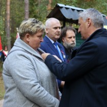 Powiększ zdjęcie Brązowym Krzyżem Zasługi została odznaczona Skoczek Cecylia. Aktu wręczenia dokonał Wojewoda Świętokrzyski Zbigniew Koniusz.