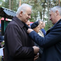Powiększ zdjęcie Wojewoda Świętokrzyski Zbigniew Koniusz wręcza medal