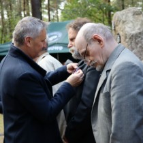 Powiększ zdjęcie Wojewoda Świętokrzyski Zbigniew Koniusz wręcza medal