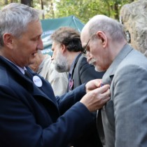 Powiększ zdjęcie Wojewoda Świętokrzyski Zbigniew Koniusz wręcza medal