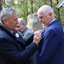 Powiększ zdjęcie Wojewoda Świętokrzyski Zbigniew Koniusz wręcza medal