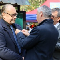 Powiększ zdjęcie Wojewoda Świętokrzyski Zbigniew Koniusz wręcza medal