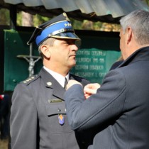 Powiększ zdjęcie Wojewoda Świętokrzyski Zbigniew Koniusz wręcza medal