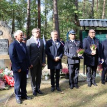 Powiększ zdjęcie Przewodniczący Rady Zbigniew Matyśkiewicz, Starosta Dariusz Czechowski, Wojewoda Zbigniew Koniusz, kpt. Andrzej Pacanowski, Artur Frączek, Wicestarosta Łukasz Karpiński