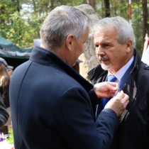 Powiększ zdjęcie Wojewoda Świętokrzyski Zbigniew Koniusz wręcza medal