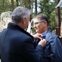 Powiększ zdjęcie Wojewoda Świętokrzyski Zbigniew Koniusz wręcza medal