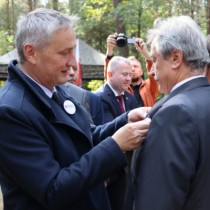 Powiększ zdjęcie Wojewoda Świętokrzyski Zbigniew Koniusz wręcza medal