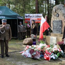 Powiększ zdjęcie Przemawia płk Wojska Polskiego, członek AK, żołnierz wyklęty, założyciel i pierwszy kierownik Urzędu do Spraw Kombatantów i Osób Represjonowanych oraz sekretarz stanu w trzech rządach Rzeczypospolitej Polskiej – Minister Zbigniew Zieliński