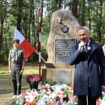 Powiększ zdjęcie Przemawia Wojewoda Świętokrzyski Zbigniew Koniusz