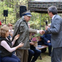 Powiększ zdjęcie Starosta Włoszczowski Dariusz Czechowski dziękuje Ministrowi Zbigniewowi Zielińskiemu za przybycie