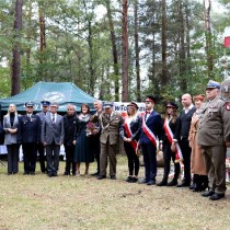 Powiększ zdjęcie Organizatorzy uroczystości i zaproszeni goście przed pomnikiem na Pękowcu