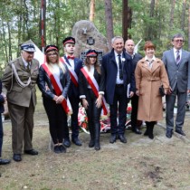 Powiększ zdjęcie Organizatorzy uroczystości i zaproszeni goście przed pomnikiem na Pękowcu