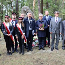 Powiększ zdjęcie Organizatorzy uroczystości i zaproszeni goście przed pomnikiem na Pękowcu
