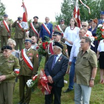 Powiększ zdjęcie Delegacje skladają kwiaty przed pomnikiem