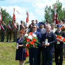 Powiększ zdjęcie Delegacja Powiatu Włoszczowskiego składa kwiaty przed pomnikiem