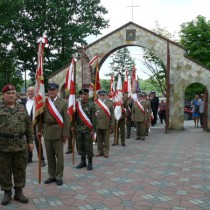 Powiększ zdjęcie Poczty sztandarowe przed kościołem w Olesznie