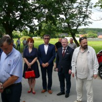 Powiększ zdjęcie Uczestnicy uroczystości, w tym Członek Zarządu Powiatu Małgorzta Gusta, Starosta Włoszczowski Dariusz Czechowski i Wicestarosta Łukasz Karpiński