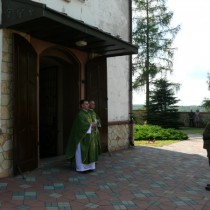 Powiększ zdjęcie Książa przed kościołem w Olesznie witają uczestników uroczystości