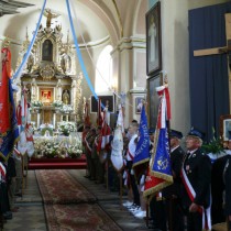 Powiększ zdjęcie Poczty sztandarowe w kościele w Olesznie