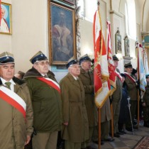 Powiększ zdjęcie Poczty sztandarowe w kościele w Olesznie