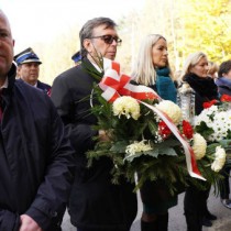 Powiększ zdjęcie Delegacje składają kwiaty przed pomnikiem w Chotowie