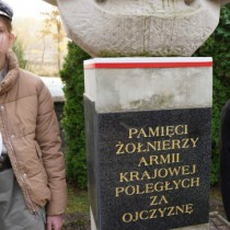 Powiększ zdjęcie Pomnik pamięci żołnierzy Armii Krajowej na cmentarzu w Olesznie