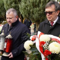 Powiększ zdjęcie Starosta Włoszczowski Dariusz Czechowski i Wicestarosta Łukasz Karpiński składają kwiaty i znicze pod pomnikiem pamięci żołnierzy Armii Krajowej na cmentarzu w Olesznie