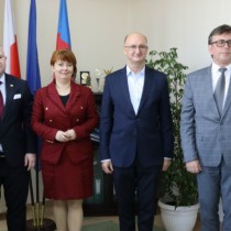 Powiększ zdjęcie Wicestarosta Łukasz Karpiński, Członek Zarządu Powiatu Włoszczowskiego Małgorzata Gusta, Minister Piotr Wawrzyk, Starosta Włoszczowski Dariusz Czechowski