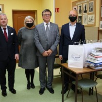 Powiększ zdjęcie Wicestarosta Łukasz Karpiński, Kierownik Wojewódzkiej Biblioteki Pedagogicznej w Kielcach Filii we Włoszczowie Justyna Kowalska, Starosta Dariusz Czechowski, Minister Piotr Wawrzyk