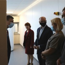 Powiększ zdjęcie Minister ogląda przekazany przez Wojewodę Świętokrzyskiego tomograf komputerowy