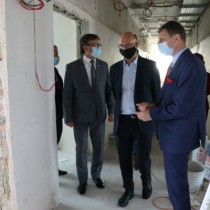 Powiększ zdjęcie Minister Piotr Wawrzyk ogląda remontowany Oddział Chirurgii w ZOZ Włoszczowa