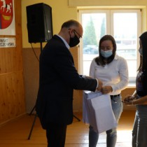 Powiększ zdjęcie Minister wręcza uczniom upominki