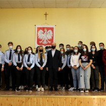 Powiększ zdjęcie Minister Piotr Wawrzyk z władzami powiatu włoszczowskiego, uczniami włoszczowskich szkół średnich i nauczycielami