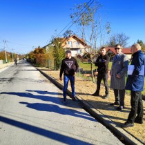 Powiększ zdjęcie Starosta Włoszczowski i Dyrektor Zarządu Dróg Powiatowych z przedstawicielami wykonawcy na przebudowywanej drodze w Kurzelowie