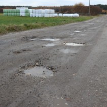 Powiększ zdjęcie Obecny stan planowanej do remontu drogi powiatowej nr 0229T w Woli Wiśniowej