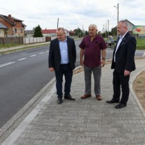 Powiększ zdjęcie Wiceprzewodniczący Rady Powiatu Jarosław Krzyżanowski, Przewodniczący Rady Powiatu Zbigniew Matyśkiewicz i Wicestarosta Łukasz Karpiński na przebudowywanej drodze powiatowej w Seceminie