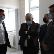 Powiększ zdjęcie Dyrektor ZOZ Rafał Krupa, Poseł Krzysztof Lipiec, Członek Zarządu Powiatu Rafał Pacanowski i Starosta Dariusz Czechowski oglądają jedną z remontowanych sal