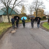 Powiększ zdjęcie Remontowana droga w Ojsławicach. Od prawej: Radny Sejmiku Województwa Świętokrzyskiego, Starosta Włoszczowski, Członek Zarządu Powiatu, Wicestarosta i Wójt Gminy Radków
