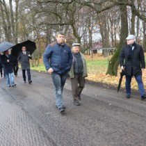 Powiększ zdjęcie Wizytacja postępu prac na drodze powiatowej w Ojsławicach. Na pierwszym planie: Wójt Gminy Radków, Sołtys Ojsławic, Wicestarosta Włoszczowski