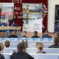 Powiększ zdjęcie Organizatorzy%20turnieju%20witają%20uczestników%20i%20objaśniają%20zasady%20poszczególnych%20konkurencji