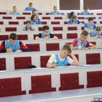 Powiększ zdjęcie Test wiedzy ze znajomości przepisów ruchu drogowego pisze grupa młodsza