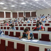 Powiększ zdjęcie Test wiedzy ze znajomości przepisów ruchu drogowego pisze grupa starsza