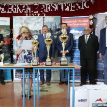 Powiększ zdjęcie Organizatorzy przedstawiają wyniki zmagań podczas drugiego dnia turnieju